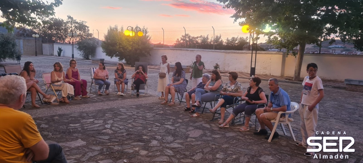 La Plaza del Carmen última parada de la alcaldesa de Almadén tomando el fresco con los vecinos