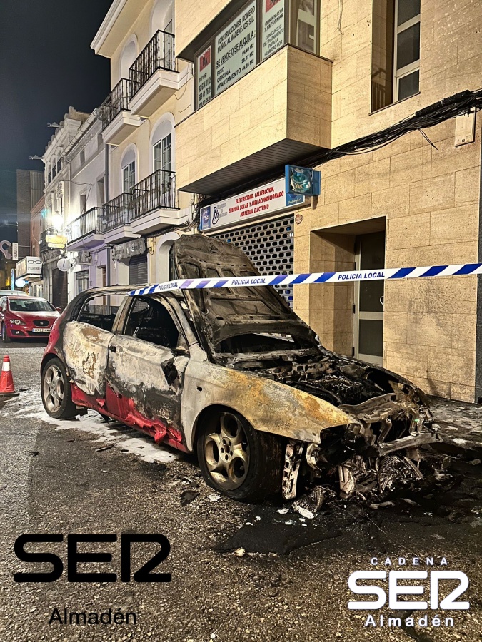Un coche arde en pleno centro de Almadén y provoca el pánico entre los vecinos