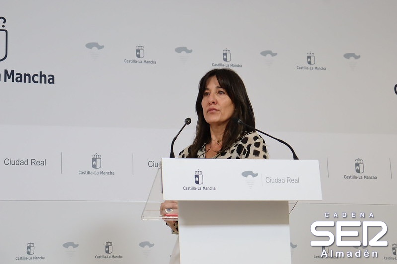 Blanca Fernández: Tubería de Agua, Transporte a Demanda y Residencia,  nuevas inversiones de la Junta en Almadén