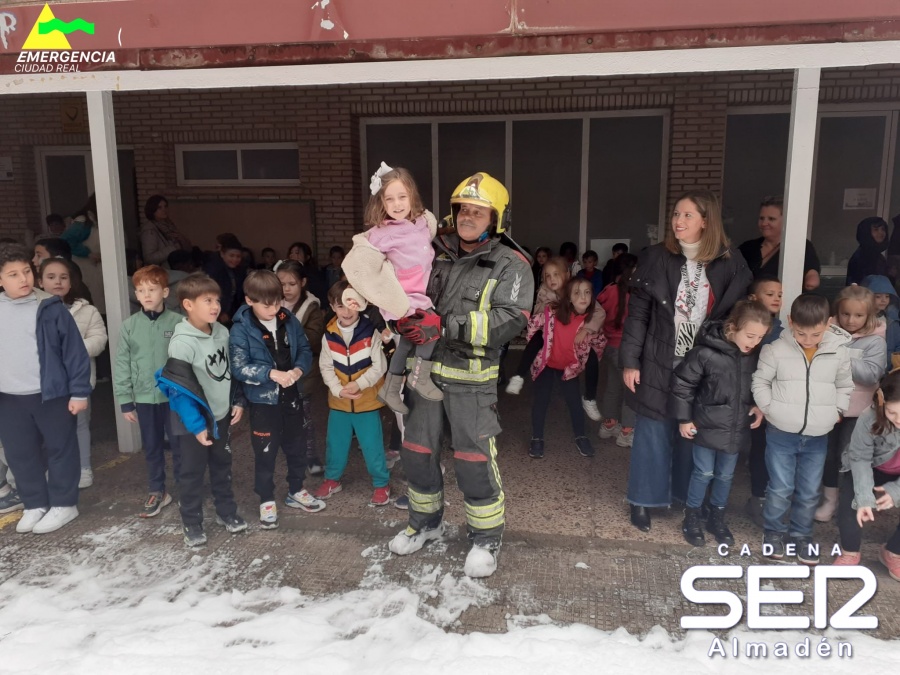 Simulacro de los Bomberos en el CEIP Jesús Nazareno de Almadén