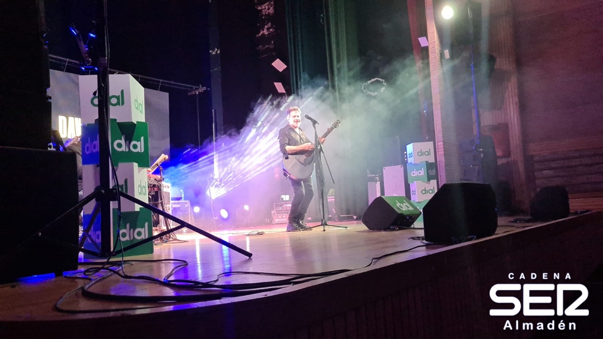 Éxito rotundo del Escenario Dial con David DeMaría en Almadén: aforo completo y emoción en cada canción