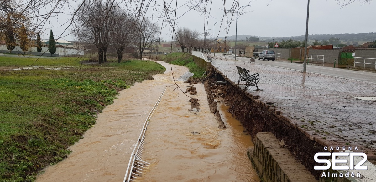 Cae un muro y carreteras cortadas por desbordamiento de agua en Chillón