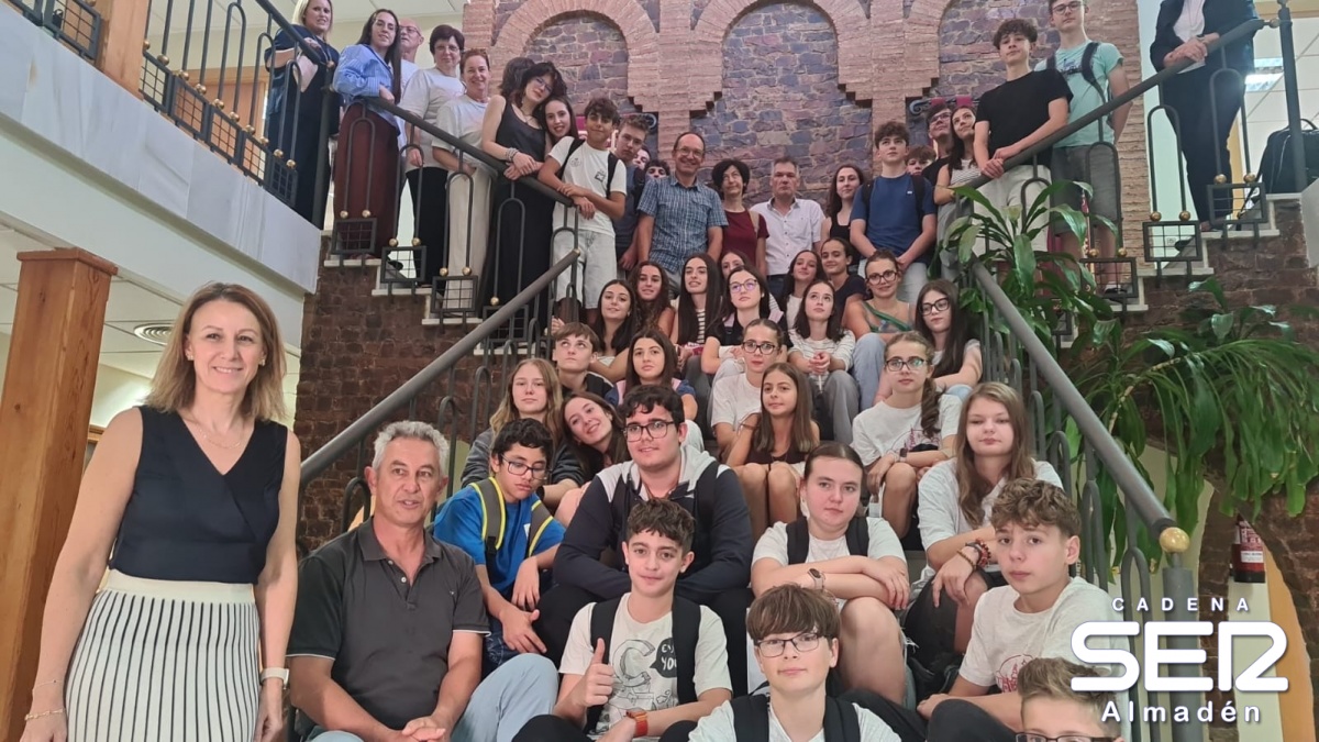 Jurado recibe a los estudiantes europeos que se encuentran en Almadén