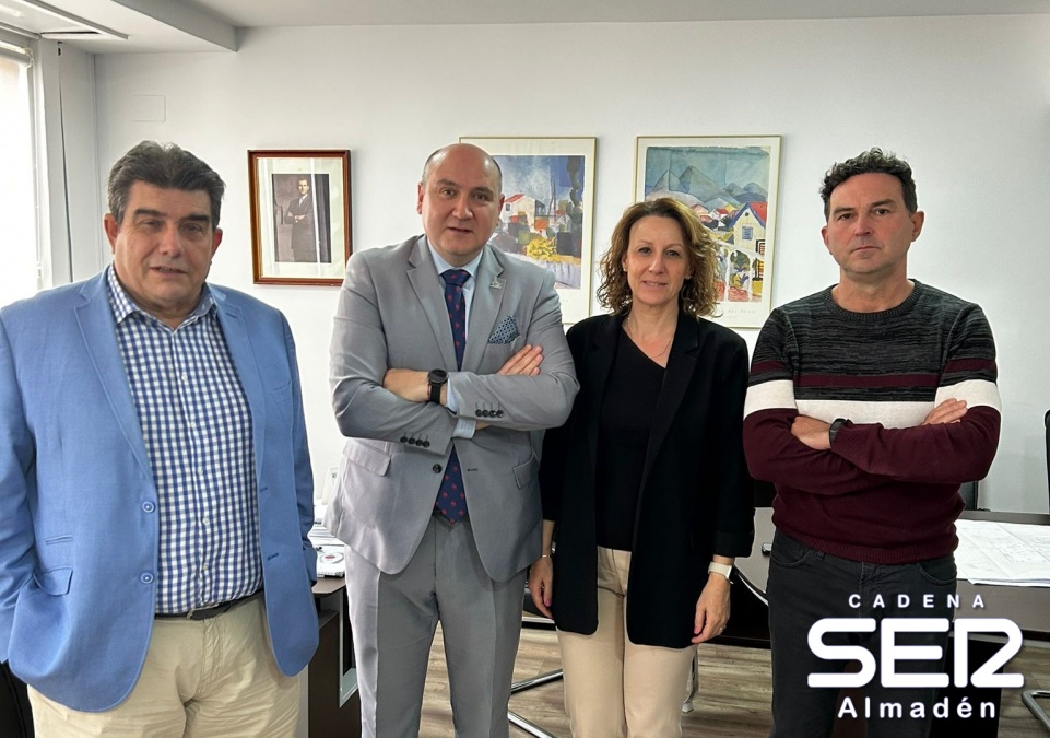El Delegado de Sanidad se reúne con la alcaldesa de Almadén