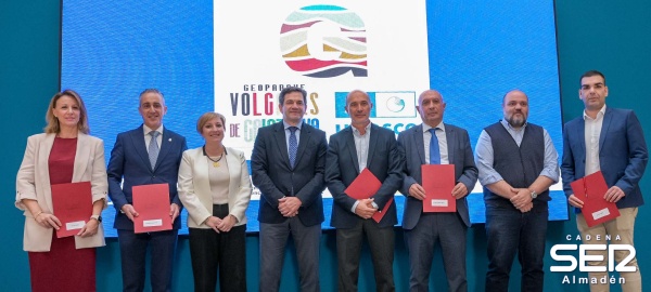 Valverde firma convenio con el Ayuntamiento de Almadén dentro del Geoparque Volcanes de Calatrava