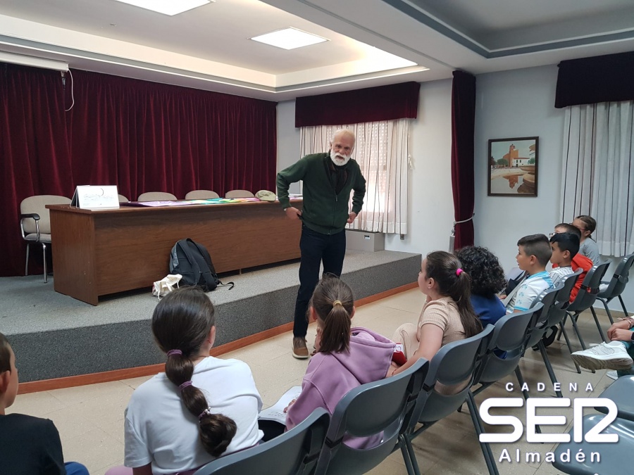 El escritor Gonzalo Moure se encuentra con los lectores de nuestra comarca