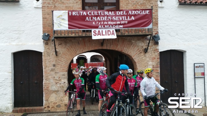 Más de 200 personas participan en la I Ruta del Azogue que une Almadén y Sevilla. Hoy han salido desde el Cerco de San Teodoro de Minas de Almadén