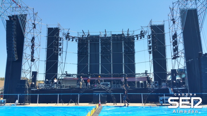 Preparado el montaje de escenario para el concierto de ESTOPA