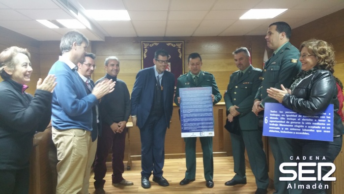 Laborvalía entrega el Decálogo de la Discapacidad a la Guardia Civil de Almadén