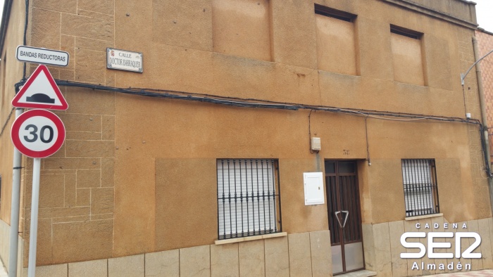 Una mujer afectada por inhalación de humo en un incendio en Almadén