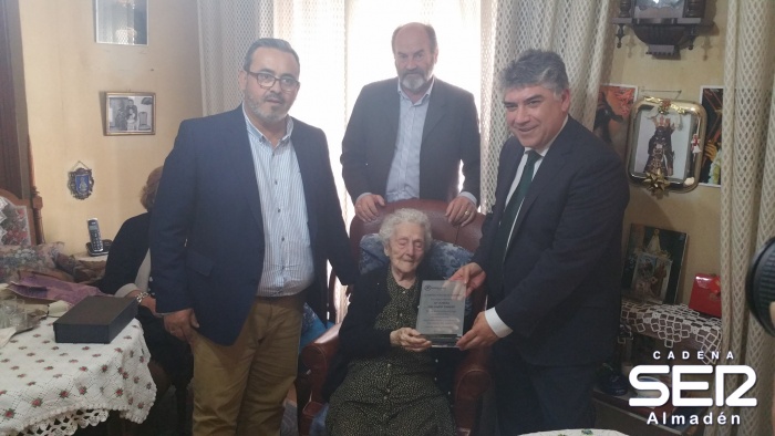El PP de Almadén homenajea a su militante más longeva, Josefa Delgado