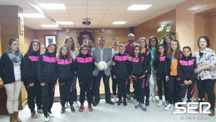 Alcalde Almadén recibe a las Campeonas Provinciales Infantiles de Fútbol Sala Femenino