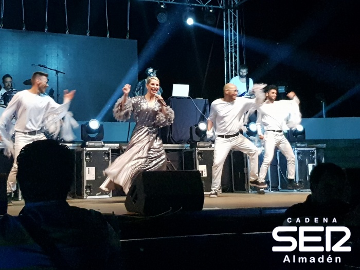 Soraya encandiló al público que asistió en Guadalmez a los conciertos de la Diputación