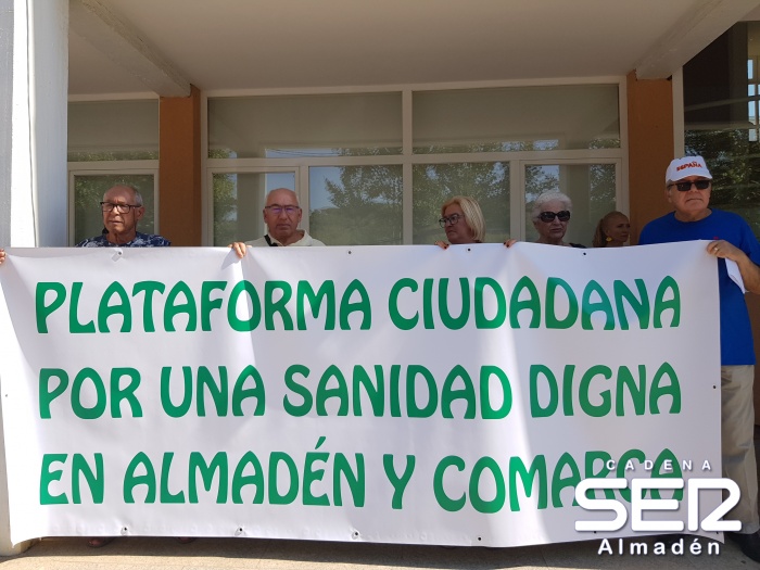 Tercer jueves de concentración frente a las puertas del centro de salud
