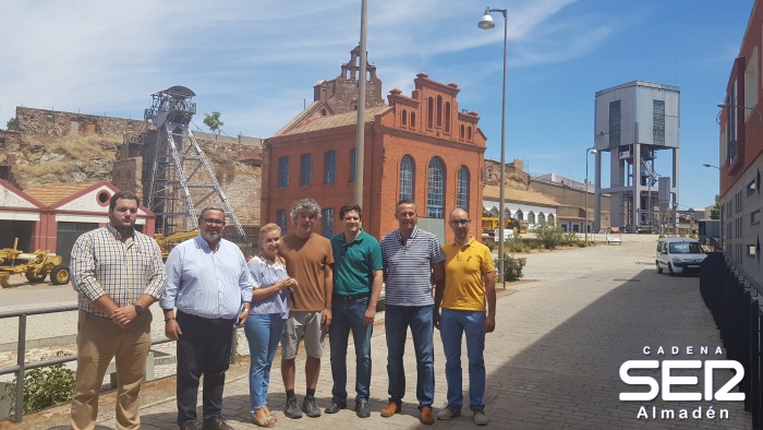 La senadora del PP Carmen Quintanilla se compromete con los Encerrados tras la visita a la mina