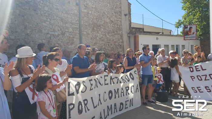 Los familiares esperan la salida de los encerrados en la mina tras once días de oscuridad