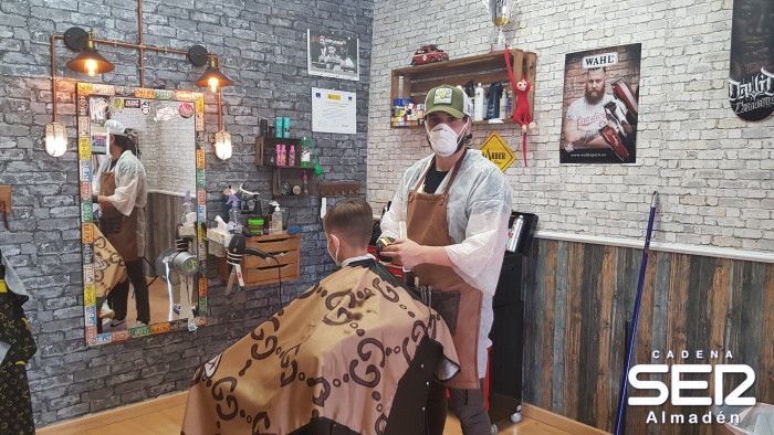 Reportaje: "Mientras nos cortamos el pelo".
Las peluquerías de nuestra comarca comienzan a desarrollar su actividad, hemos visitado la peluquería de Chillón Barber Shop
