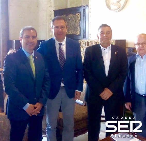 Presentan al alcalde de Sevilla la I Ruta del Camino Real del Azogue que la une con Almadén