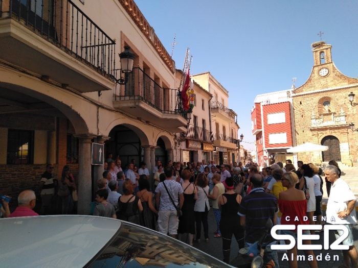 Unidad de los representantes políticos y ciudadanos de Almadén frente a los atentados de Barcelona y Cambrils