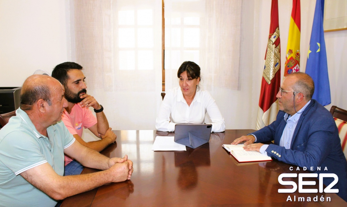 Blanca Fernández se reúne con el alcalde de Saceruela
