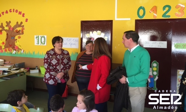 Olmedo recoge las solicitudes del alcalde de Chillón para acometer mejorar el colegio y ampliar la residencia de mayores  