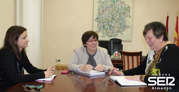 La Delegada de la Junta analiza con la alcaldesa de Alamillo la situación del colegio y de la depuradora