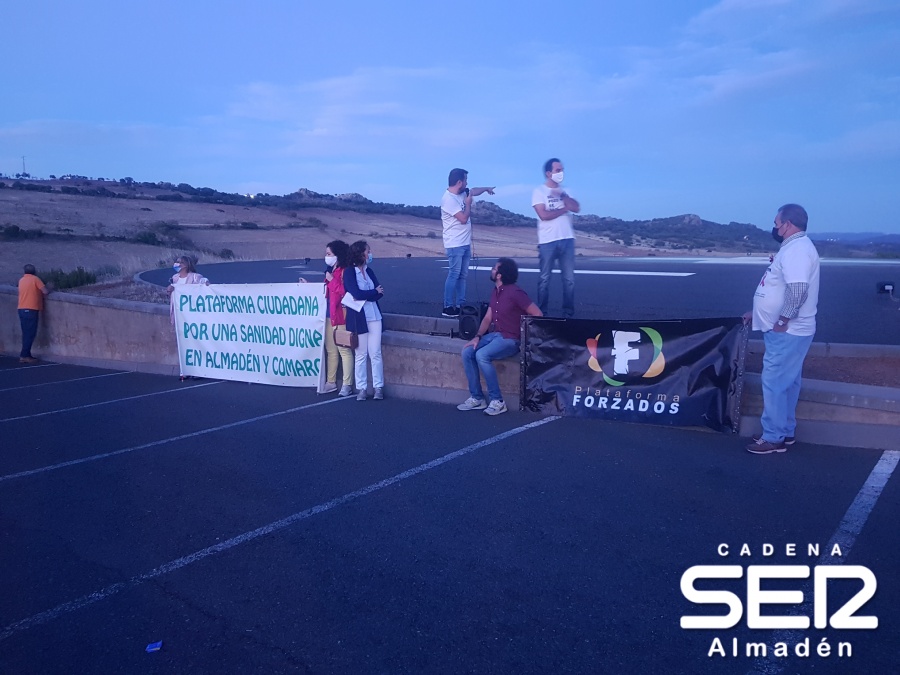 Unas 350 personas iluminan el cielo de Almadén exigiendo el uso nocturno de su helipuerto