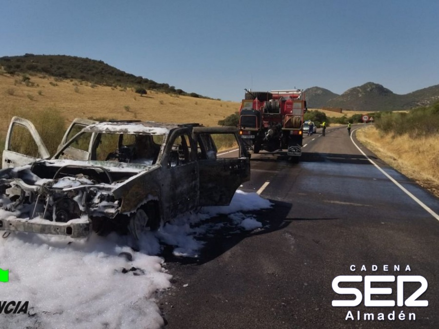 Bomberos de Almadén extinguen el incendio de un coche que circulaba por la CR-4145