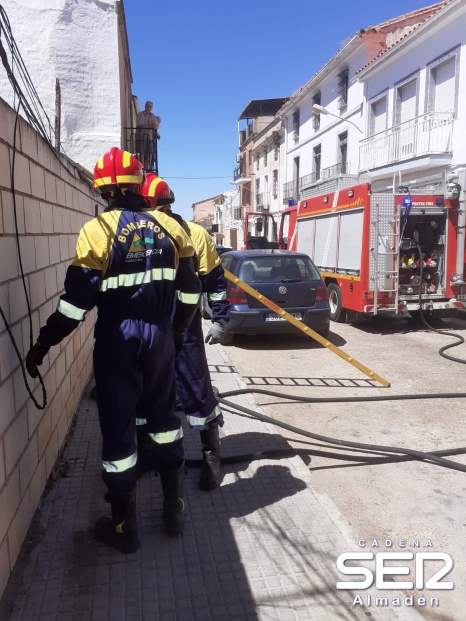 Los Bomberos extinguen un pequeño incendio en pleno centro de Almadén