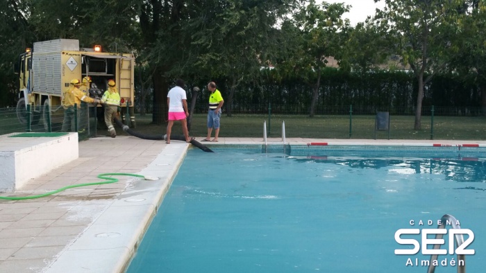 Desalojan la piscina de Guadalmez a causa de un incendio junto al rio