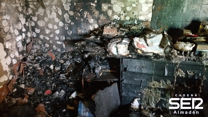 Rescatan a dos personas tras incendiarse esta madrugada su casa en Almadén