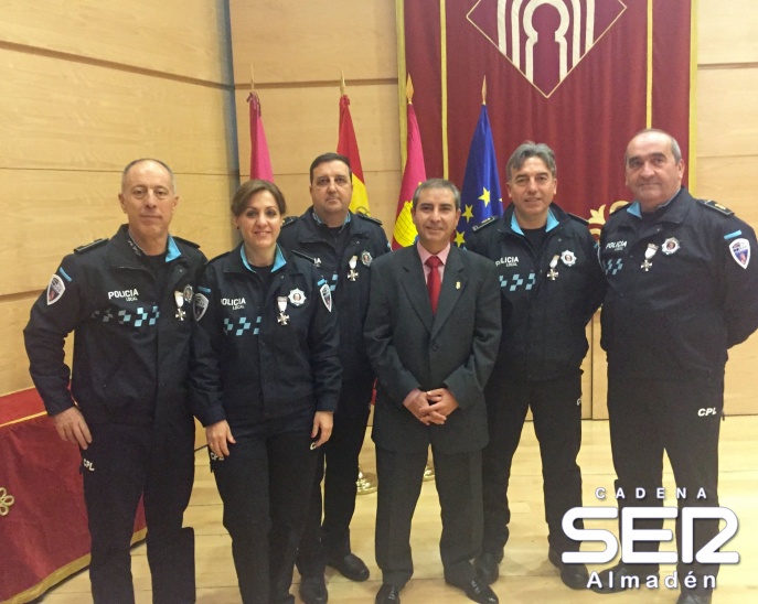 Seis policías locales de Almadén son condecorados con la medalla a la permanencia con distintivo de plata