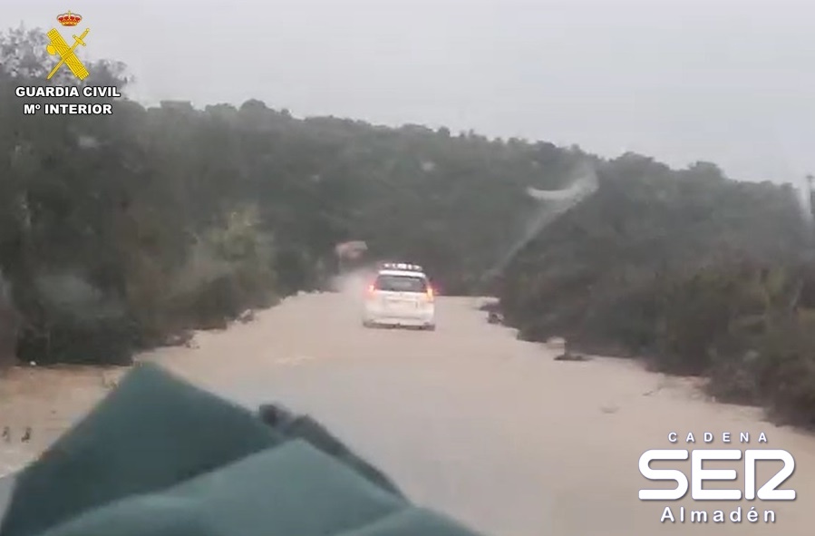 Rescatan un vehículo en Saceruela afectado por la tormenta “Juan"