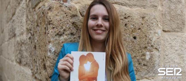 La joven escritora Tania López, de raíces almadenenses, presenta su tercera novela "Recuerdos de un instante" en SER ALMADÉN