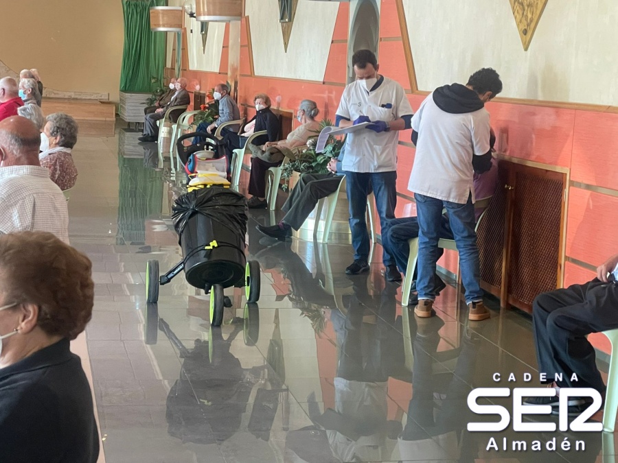 Continua la vacunación en Chillón, hoy 120 vecinos con menos de 79 años han recibido su dosis