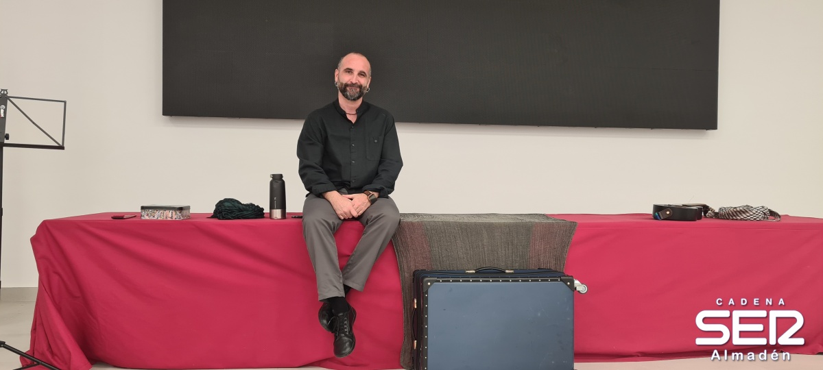 Juan Villén nos deleitó en la EIMIA con sus 'Cuentos de Niños para Adultos'