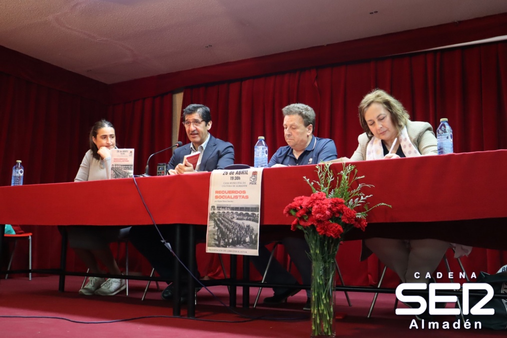 Caballero reivindica políticas de bienestar, progreso e igualdad del PSOE en la presentación del libro ‘Recuerdos Socialistas’