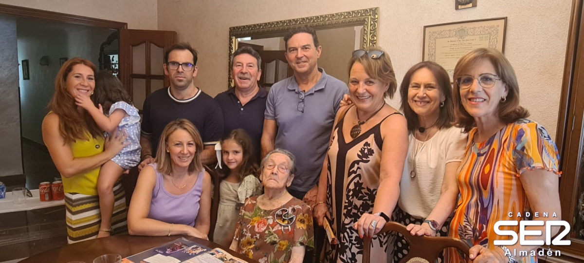 Celebramos el 102 cumpleaños de Lucía Gil Puebla el Día de los Abuelos