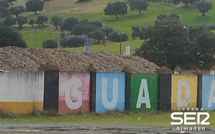 El PSOE de Guadalmez vuelve a pedir la retirada del balasto acumulado en el campo de fútbol