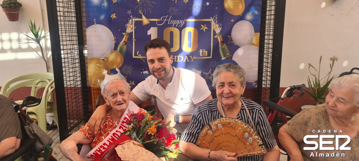 Ubaldina Delgado cumple 100 años y es homenajeada en la Residencia de Chillón